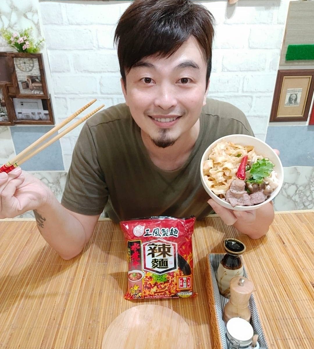 一名男子展示手上的乾拌麵